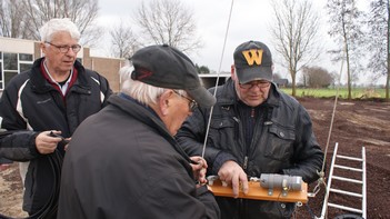Wicher,Peter en Jille bezig met de opbouw van een dipool antenne.